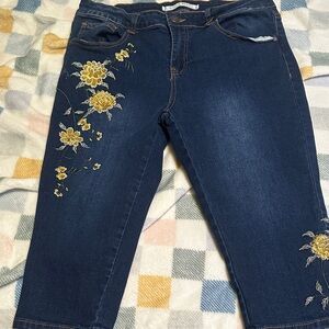 9th & Main Women’s Denim Capri Jeans with Yellow Floral Embroidery